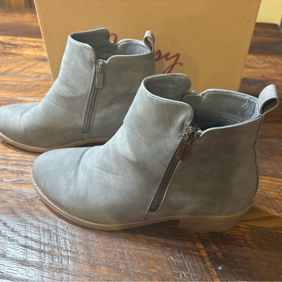 Ladies Gray Boots Size 9 - “leather look” - Picture 2 of 9